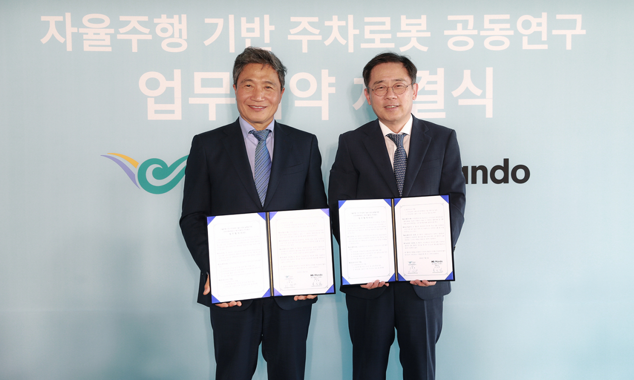 조성현(오른쪽) HL만도 부회장, 이학재 인천국제공항공사 사장이 지난 4일 업무협약 체결 후 기념촬영을 하고 있다. [HL만도 제공]