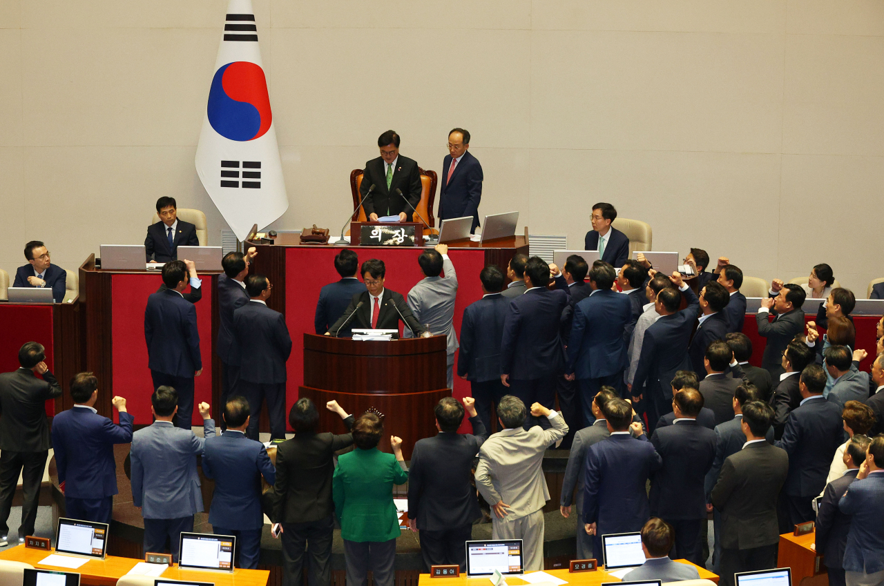 4일 오후 국회에서 열린 본회의에서 ‘채상병 특검법’ 무제한토론 종결 동의의 건이 상정되자, 추경호 국민의힘 원내대표와 의원들이 이에 대해 항의하고 있다. [연합]
