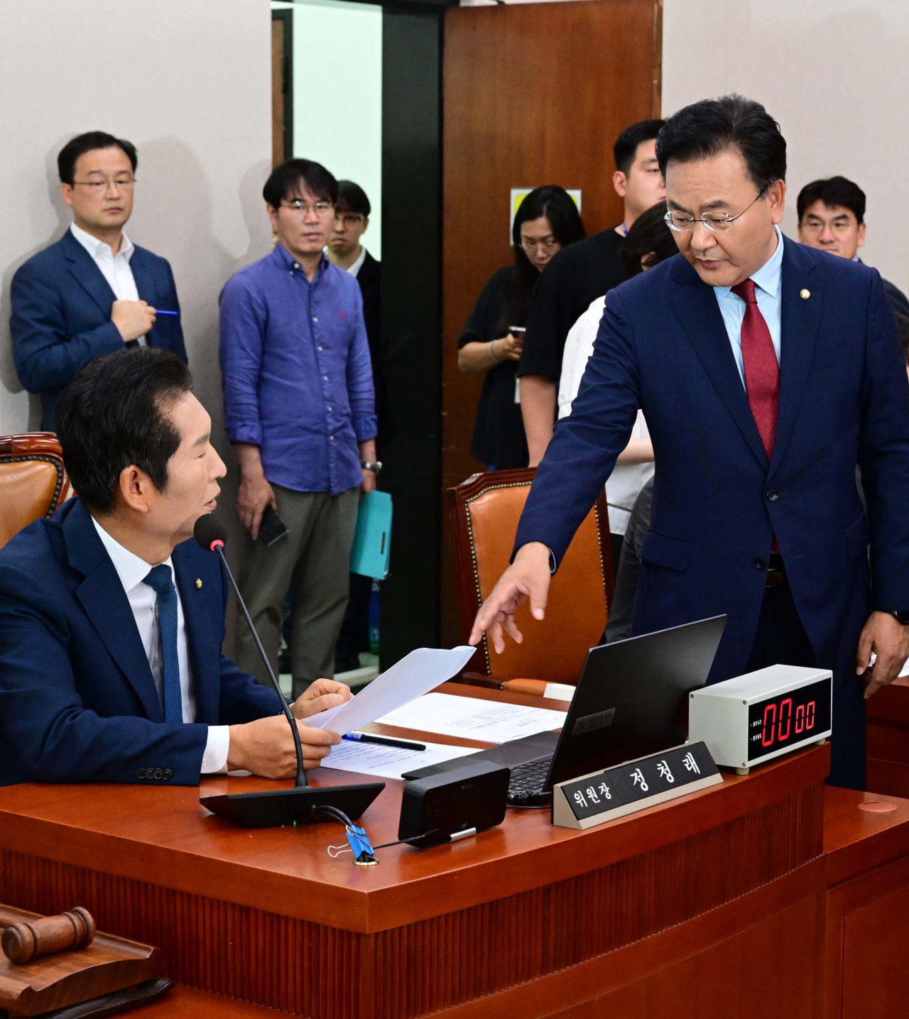 유상범 국민의힘 의원(오른쪽)과 정청래 위원장이 지난달 25일 오전 서울 여의도 국회에서 ‘공영방송지배구조 개선법’(방송3법)을 상정해 심의하는 법제사법위원회 전체회의에서 일정변경 등을 놓고 마찰을 빚고 있다. 이상섭 기자