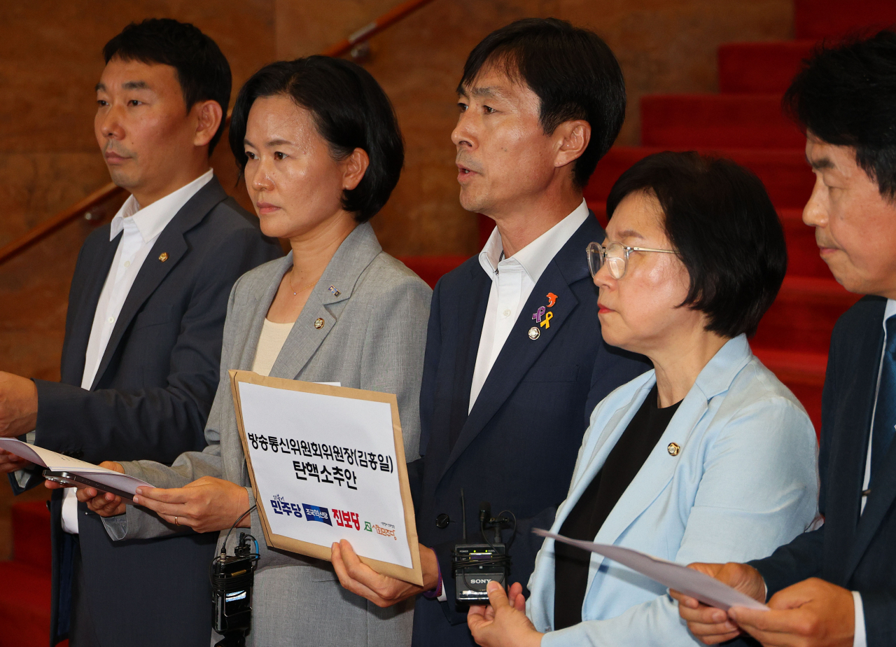 더불어민주당 김현, 조국혁신당 이해민, 진보당 윤종오 의원 등이 지난달 27일 오후 국회에서 김홍일 방송통신위원장 탄핵안 야5당 공동발의 관련 기자회견을 하고 있다. [연합]