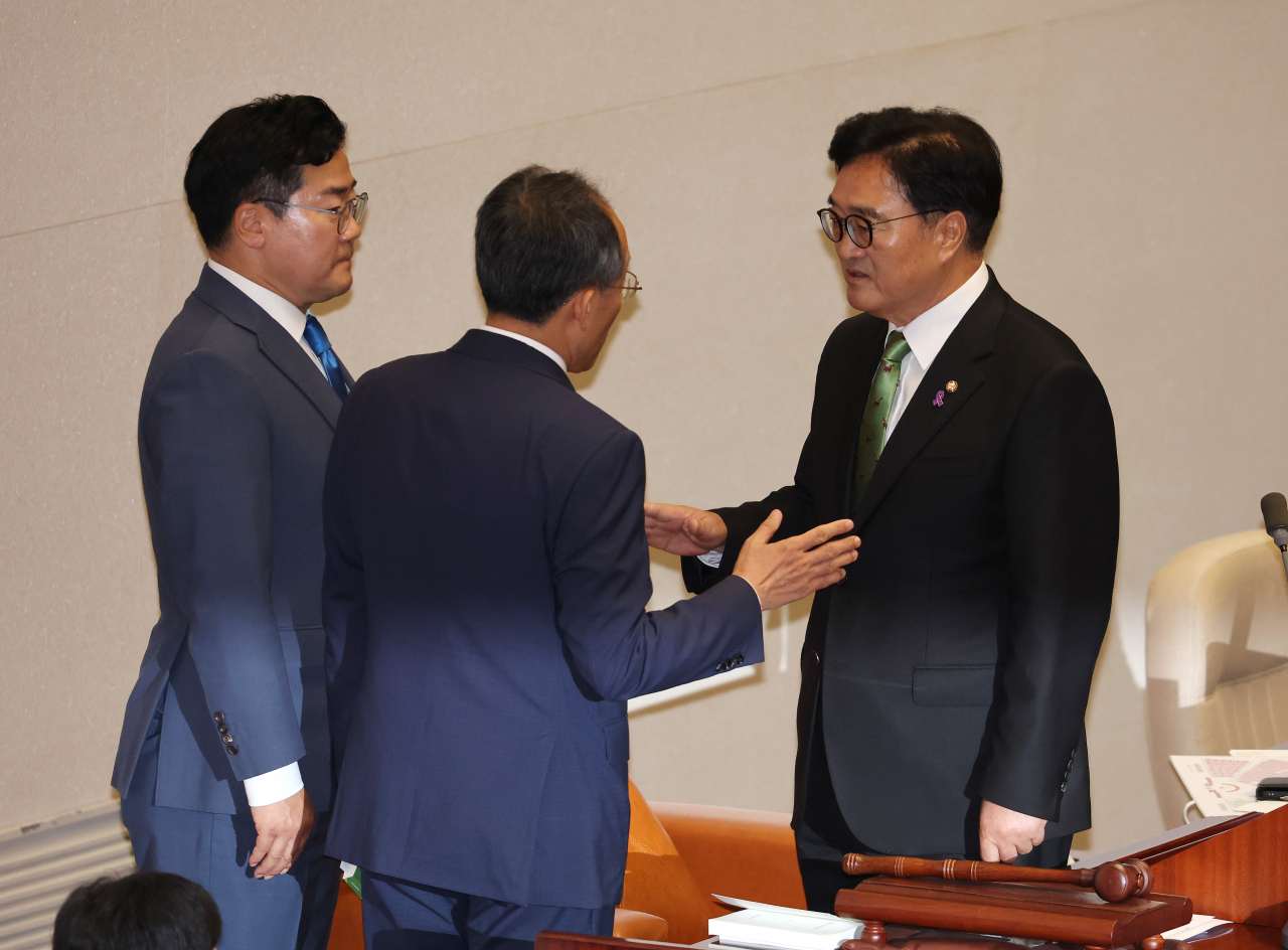 4일 오후 국회에서 열린 본회의에서 우원식(오른쪽) 국회의장이 곽규택 국민의힘 의원에게 무제한토론을 종료할 것을 요청하자, 추경호(가운데) 국민의힘 원내대표가 우 의장에게 항의하고 있다. 왼쪽은 박찬대 더불어민주당 당대표 직무대대행 겸 원내대표. [연합]