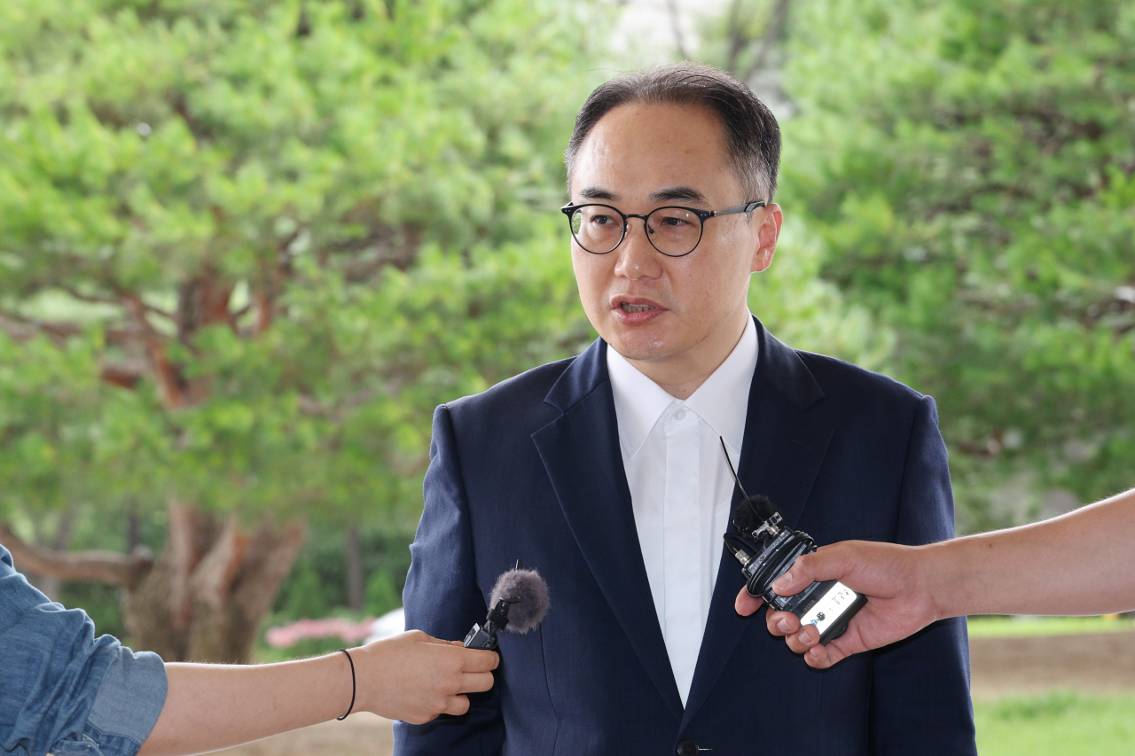 이원석 검찰총장이 5일 오전 서울 서초구 대검찰청으로 출근하며 취재진 질문에 답하고 있다. [연합]