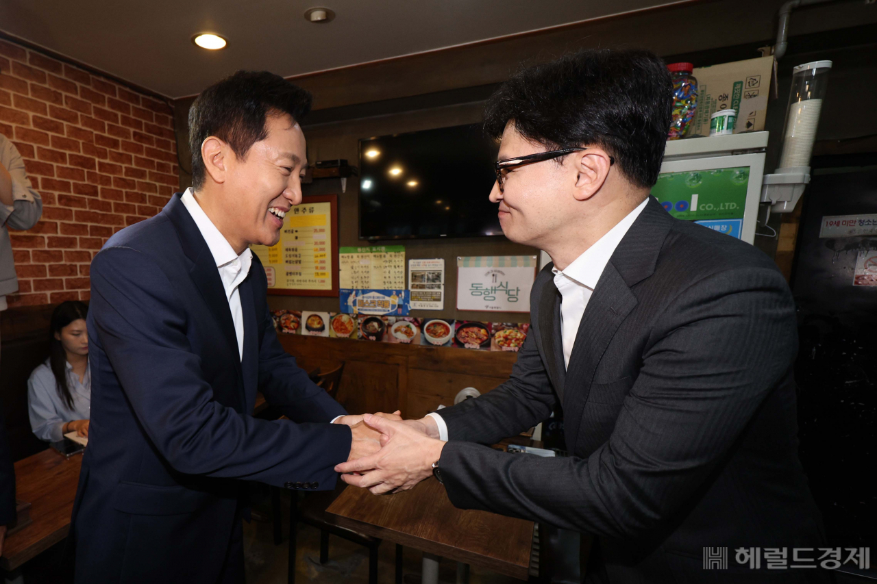 오세훈(왼쪽) 서울시장과 한동훈 국민의힘 당대표 후보가 5일 오전 서울 용산구 동자동 쪽방촌 동행식당에서 만나 인사를 하고 있다. [임세준 기자]