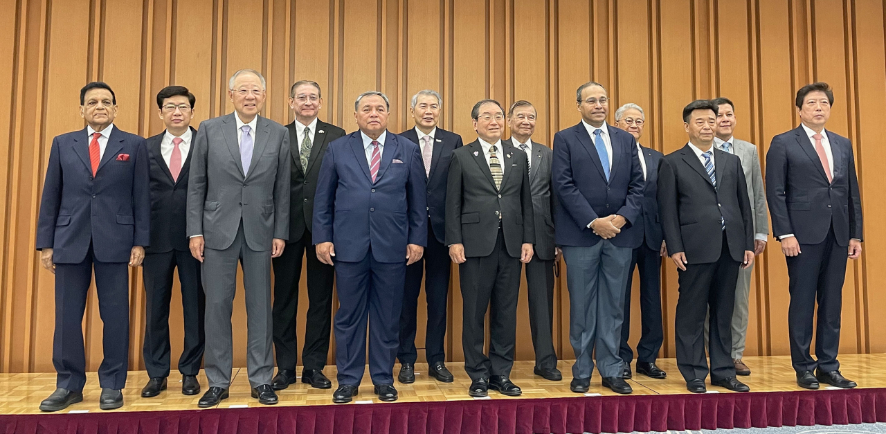 류진(왼쪽 세 번째) 한국경제인협회 회장이 5일 일본 도쿄 경단련회관에서 열린 아시아 경제 리더들의 모임 ‘제13차 아시아 비즈니스 서밋’에 한국 경제계 대표로 참석해 기념촬영하고 있다. [한국경제인협회 제공]