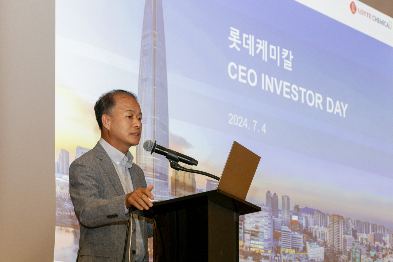 이훈기 롯데케미칼 총괄대표가 지난 4일 열린 ‘CEO 인베스터 데이(INVESTOR DAY)’에서 회사의 전략을 발표하고 있다. [롯데케미칼 제공]