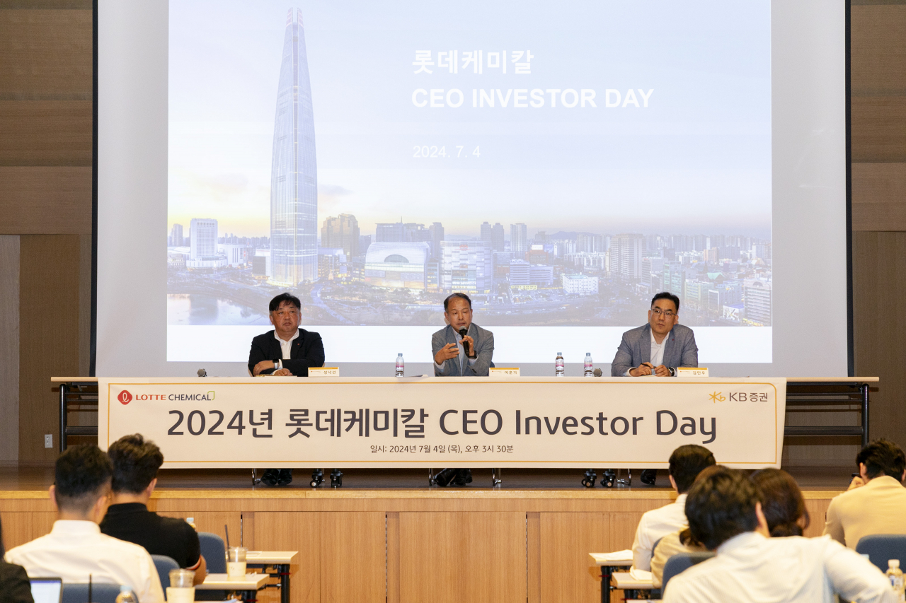 이훈기(가운데) 롯데케미칼 총괄대표가 지난 4일 열린 ‘CEO 인베스터 데이(INVESTOR DAY)’에서 회사의 전략을 발표하고 있다. [롯데케미칼 제공]