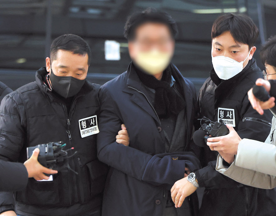 이재명 더불어민주당 대표를 흉기로 습격한 피의자 김모 씨가 지난 1월 부산 연제구 부산경찰청으로 이송되고 있다. [연합]