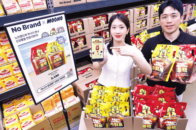 LG유플러스 직원과 노브랜드 직원이 ‘무너크루&times;노브랜드’ 협업 커피 2종을 소개하고 있다. [LG유플러스 제공]