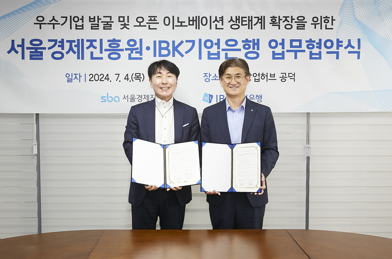 IBK기업은행은 서울경제진흥원과 우수기업 발굴 및 오픈 이노베이션 생태계 확장을 위한 업무협약을 체결했다고 5일 밝혔다. 사진은 지난 4일 서울창업허브 공덕에서 열린 업무협약식에서 박일규(오른쪽) IBK기업은행 디지털그룹 부행장과 김현우 서울경제진흥원 대표이사가 기념촬영을 하는 모습. [IBK기업은행 제공]