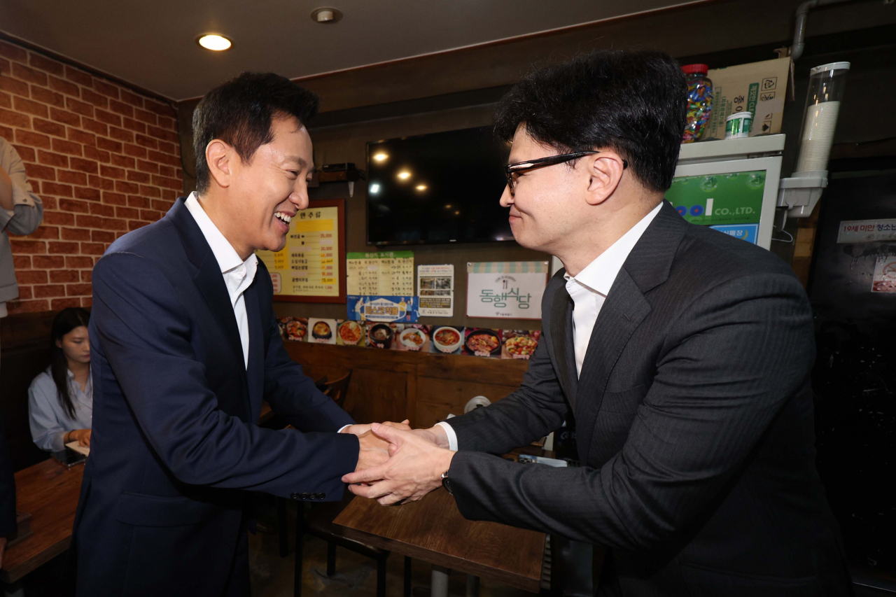 오세훈(왼쪽) 서울시장과 한동훈 국민의힘 당대표 후보가 5일 오전 서울 용산구 동자동 쪽방촌 동행식당에서 만나 인사를 하고 있다. 임세준 기자
