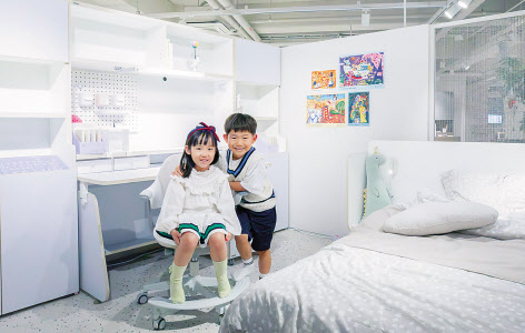 어린이들이 서울 강남구 리바트토탈 강남점에서 현대리바트 어린이가구 ‘코이 시리즈’를 체험하고 있다. [현대리바트 제공]
