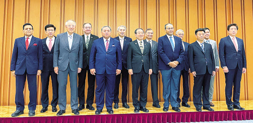 류진(왼쪽 세 번째) 한국경제인협회 회장이 5일 일본 도쿄 경단련회관에서 열린 아시아 경제 리더들의 모임 ‘제13차 아시아 비즈니스 서밋’에 한국 경제계 대표로 참석해 기념촬영하고 있다. [한국경제인협회 제공]