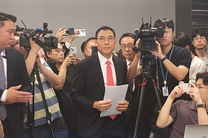 조현문 전 효성 부사장은 5일 서울 강남구 스파크플러스 코엑스점에서 기자간담회를 열고상속 재산을 전액 사회에 환원하겠다고 밝혔다. 조 전 부사장이 기자회견장에 들어서고 있는 모습. 한영대 기자