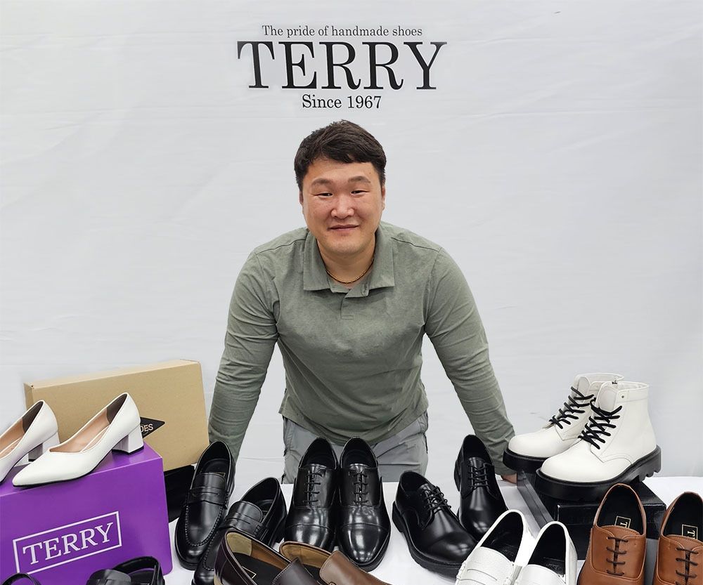 쿠팡 마켓플레이스에 입점한 이성용 태리재화 대표가 대표 제품들과 사진 촬영을 하고 있다. [쿠팡 제공]