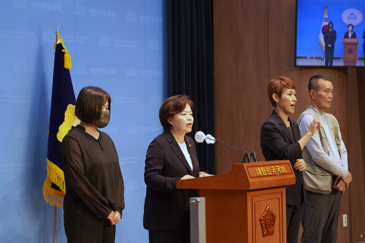 정춘생(왼쪽 두 번째) 조국혁신당 의원이 5일 국회 소통관에서 ‘가정폭력 및 친밀한 관계 폭력 범죄의 처벌 등에 관한 특례법’ 대표발의 기자회견을 하고 있다. [정춘생 의원실 제공]