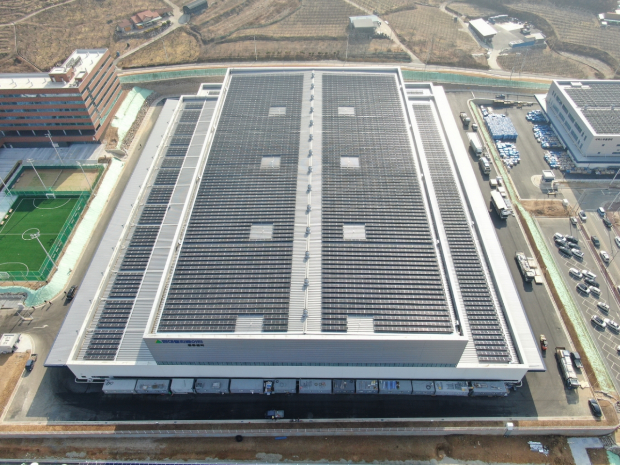 현대엘리베이터 충주 스마트 캠퍼스 물류센터 지붕에 설치된 태양광 발전시설. [현대엘리베이터 제공]
