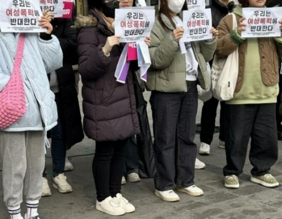 지난 3월 경기 수원역 문화광장 앞에서 여성단체와 시민단체가 한 성인콘텐츠 제작업체가 수원에서 추진하려 한 일본 성인영화(AV) 배우 출연 행사를 규탄하는 기자회견을 열고 있다. [수원여성의전화]
