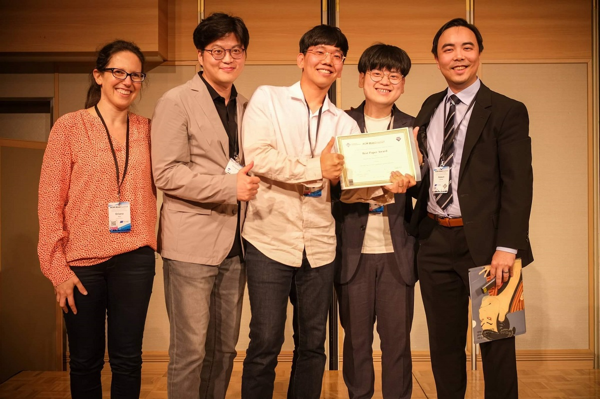 KAIST 김성민 교수 연구팀이 ACM 모비시스 2024 최우수논문상을 수상했다. 김성민(왼쪽 두 번째부터) 교수, 배강민 박사과정, 문한결 박사과정.[KAIST 제공]