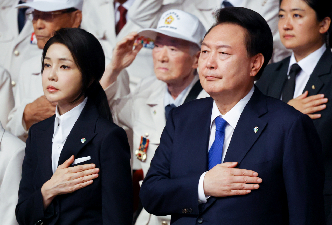 윤석열 대통령과 김건희 여사가 25일 대구 엑스코에서 열린 '6·25전쟁 제74주년 행사'에 참석해 국기에 경례하고 있다. [연합]