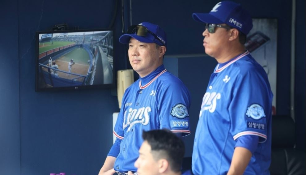 경기 지켜보는 박진만 감독과 전 이병규 수석 코치. [연합]
