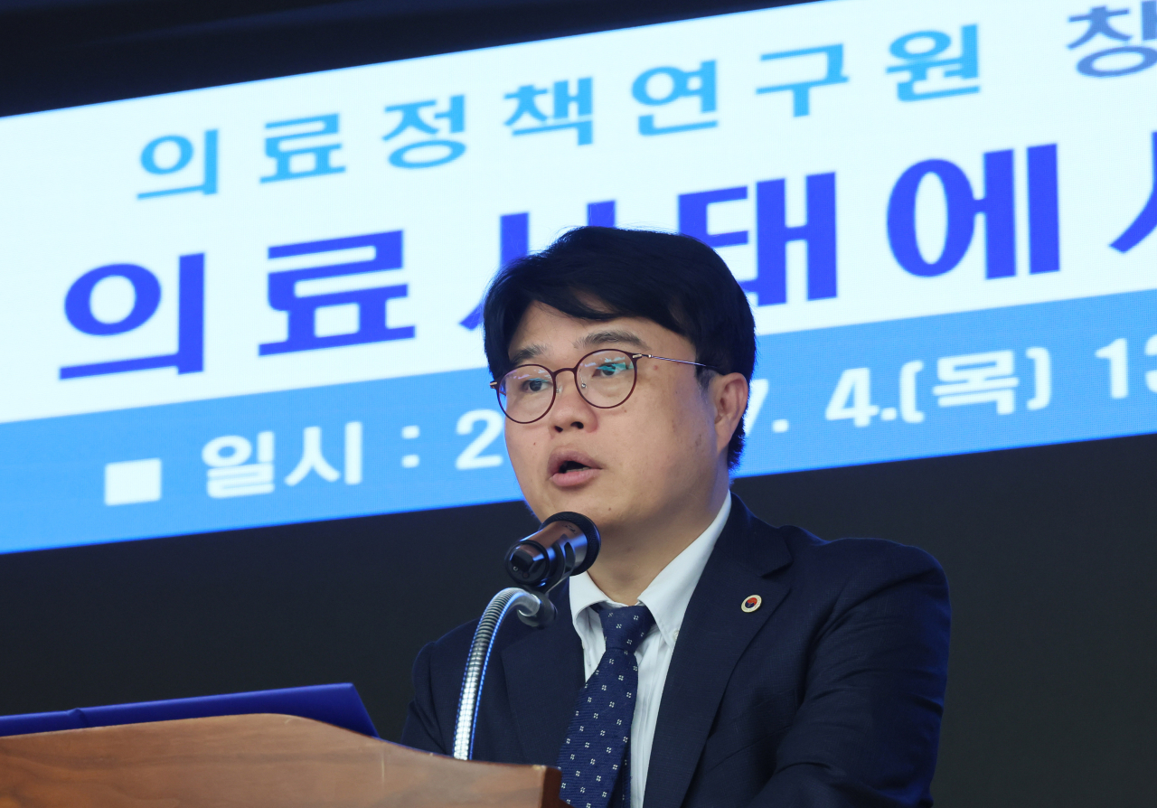 임현택 대한의사협회장이 4일 서울 용산구 대한의사협회에서 열린 의료정책연구원 창립 22주년 기념 의료정책포럼 '현 의료사태에서 정치와 법률의 문제'에서 격려사를 하고 있다. [연합]