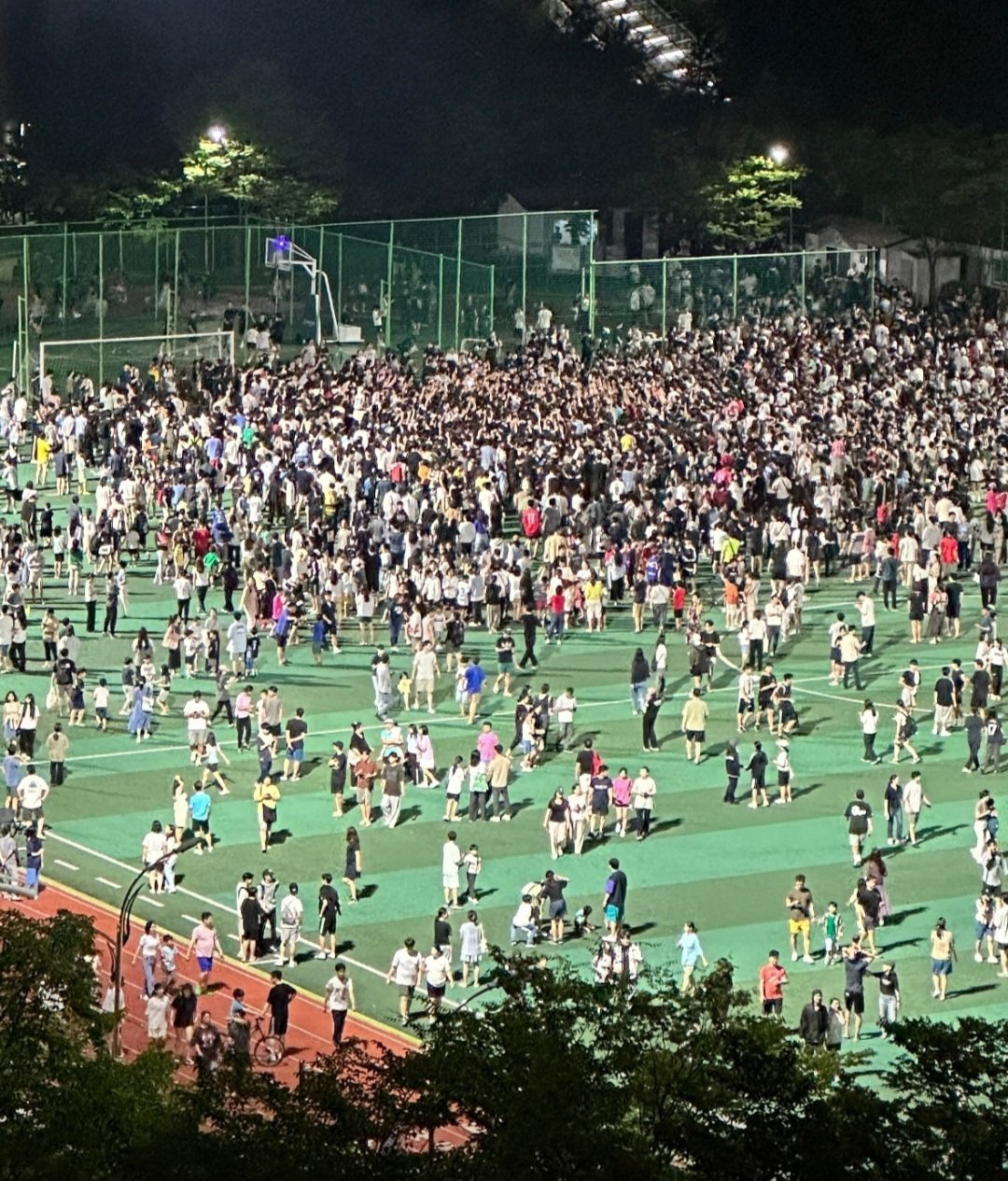 손흥민 조기축구 소식에 ‘X미친 인파’ 드론 뜨고 경찰도 떴다