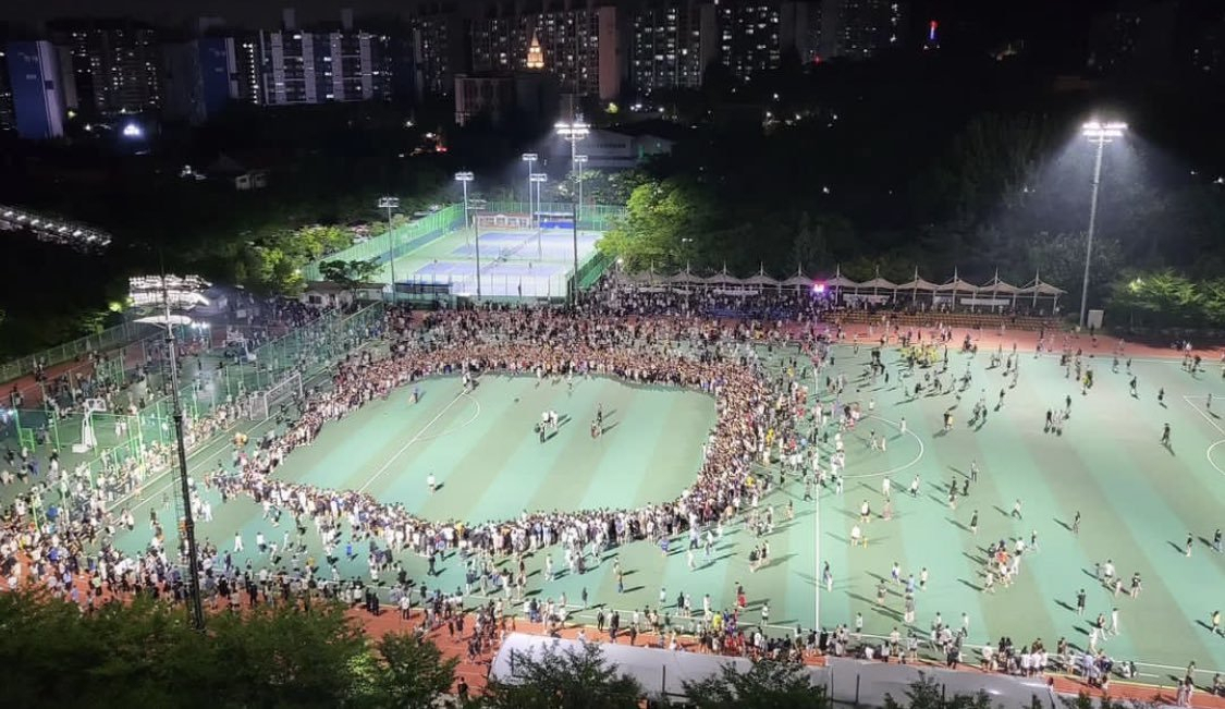 손흥민 조기축구 소식에 ‘X미친 인파’ 드론 뜨고 경찰도 떴다