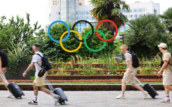 지난 1일(현지시간) 파리 여행객들이 ‘2024 파리 올림픽’ 대회를 위해 전시된 올림픽 링 앞을 지나가고 있다. [로이터=연합]