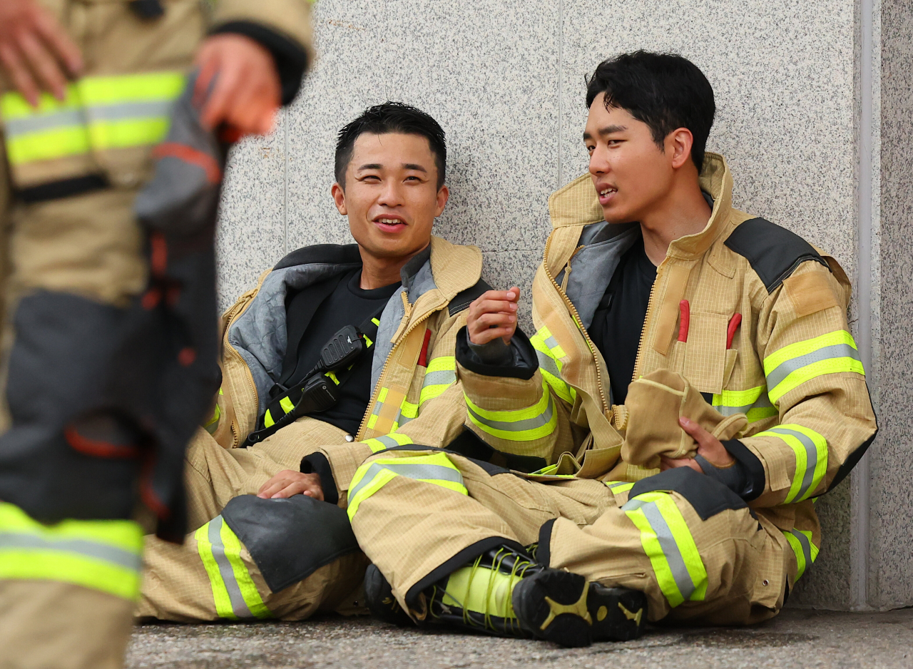 ‘안도의 미소’ 6일 오전 지하 전산실에서 화재가 발생한 서울 중구 한국철도공사(코레일) 서울본부 화재현장에서 철수한 소방대원들이 휴식을 취하고 있다. [연합]