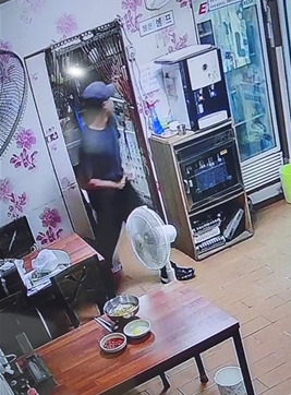 온라인 커뮤니티에 누리꾼이 게시한 CCTV 영상속의 등장인물 모습. [보배드림 게시글 갈무리]