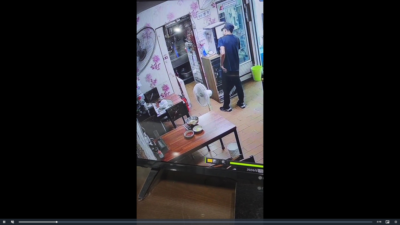 온라인 커뮤니티에 누리꾼이 게시한 CCTV 영상속의 등장인물 모습. [보배드림 게시글 갈무리]