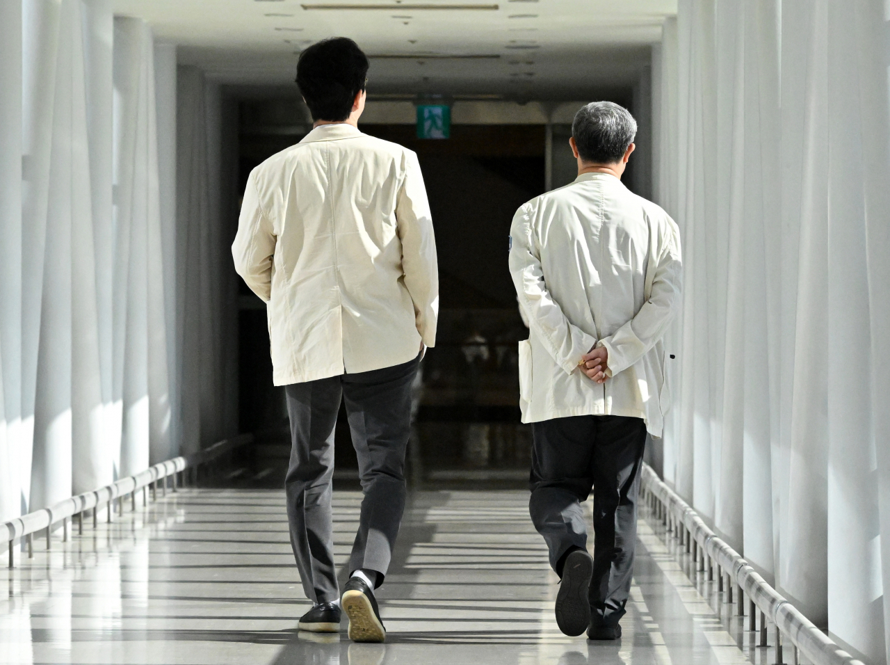 지난달 26일 오전 서울 서초구 가톨릭대학교 서울성모병원에서 의사들이 본관으로 이동하고 있다. 임세준 기자