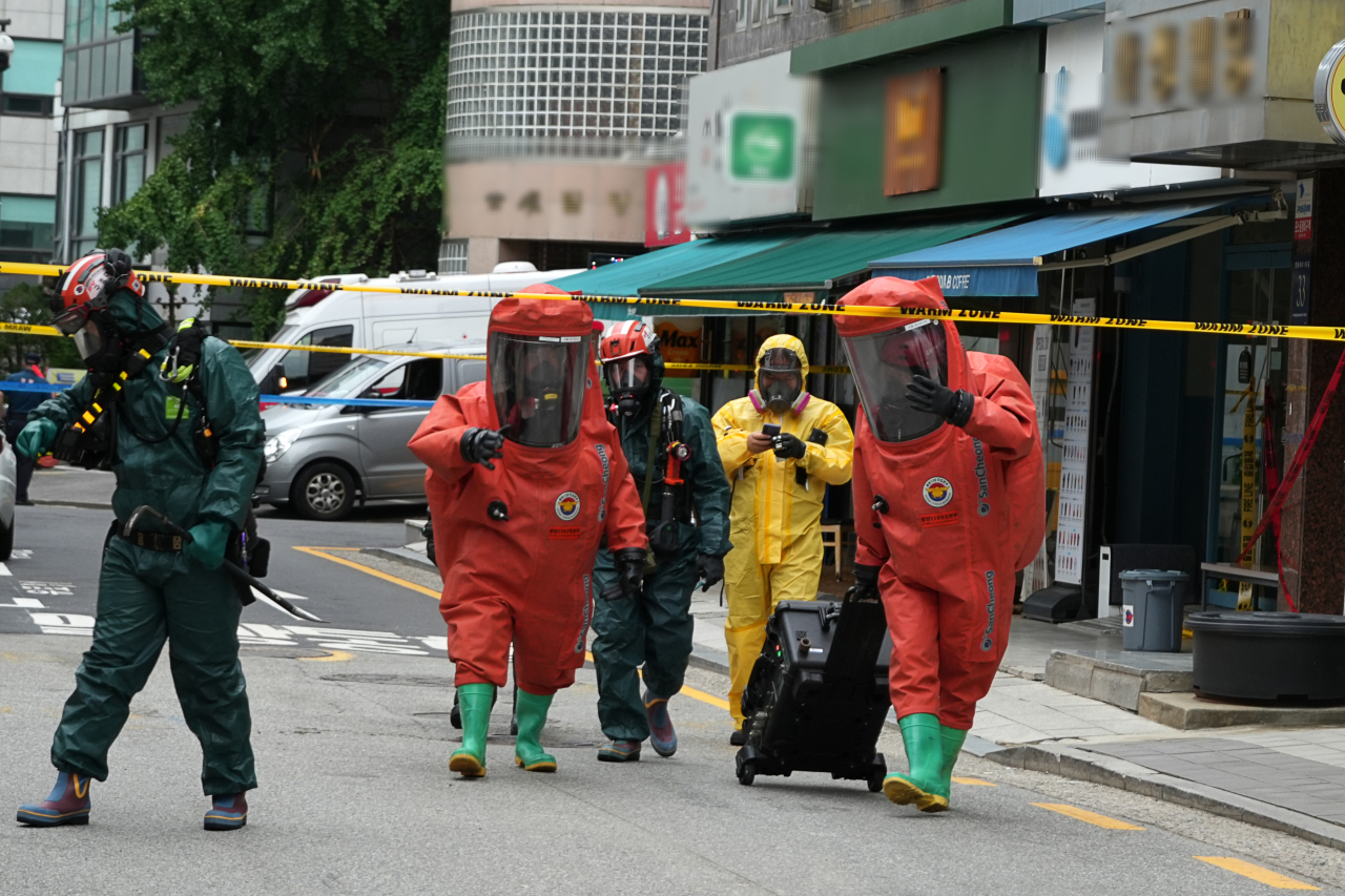 6일 오후 2시께 서울 강남구 삼성동의 지상 5층 지하 2층짜리 근린생활시설에서 화학물질 누출로 의심되는 사고가 발생했다. 사진은 이날 사고 현장 모습. [강남소방서, 연합뉴스 제공]