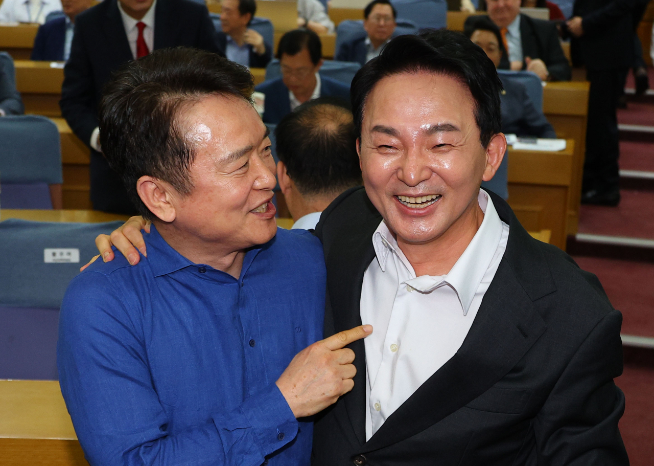 원희룡 전 국토교통부 장관과 남경필 전 경기도지사(왼쪽)가 지난 6월 24일 오전 국회 의원회관에서 열린 국회 미래혁신포럼 창립총회에서 인사하고 있다. [연합]