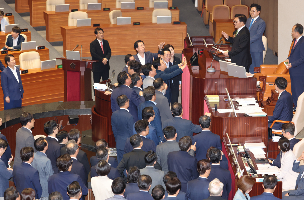 휘몰아친 6월 국회 종료…지지율, 與 오르고 野 내렸다[數싸움]