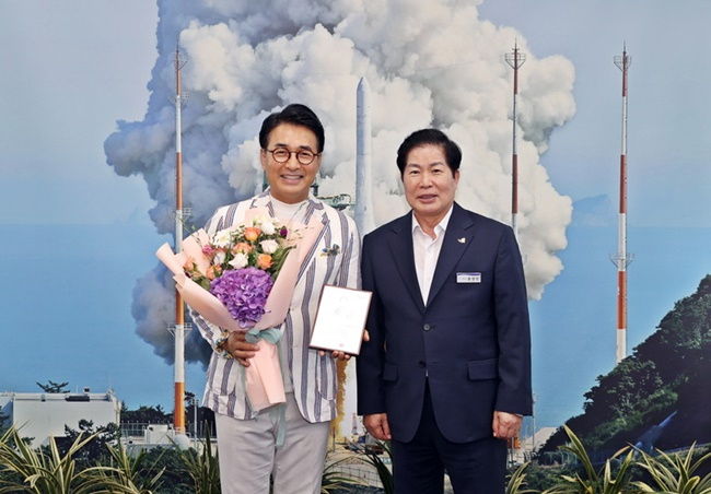 방송인 배동성 씨(왼쪽)와 공영민 고흥군수.