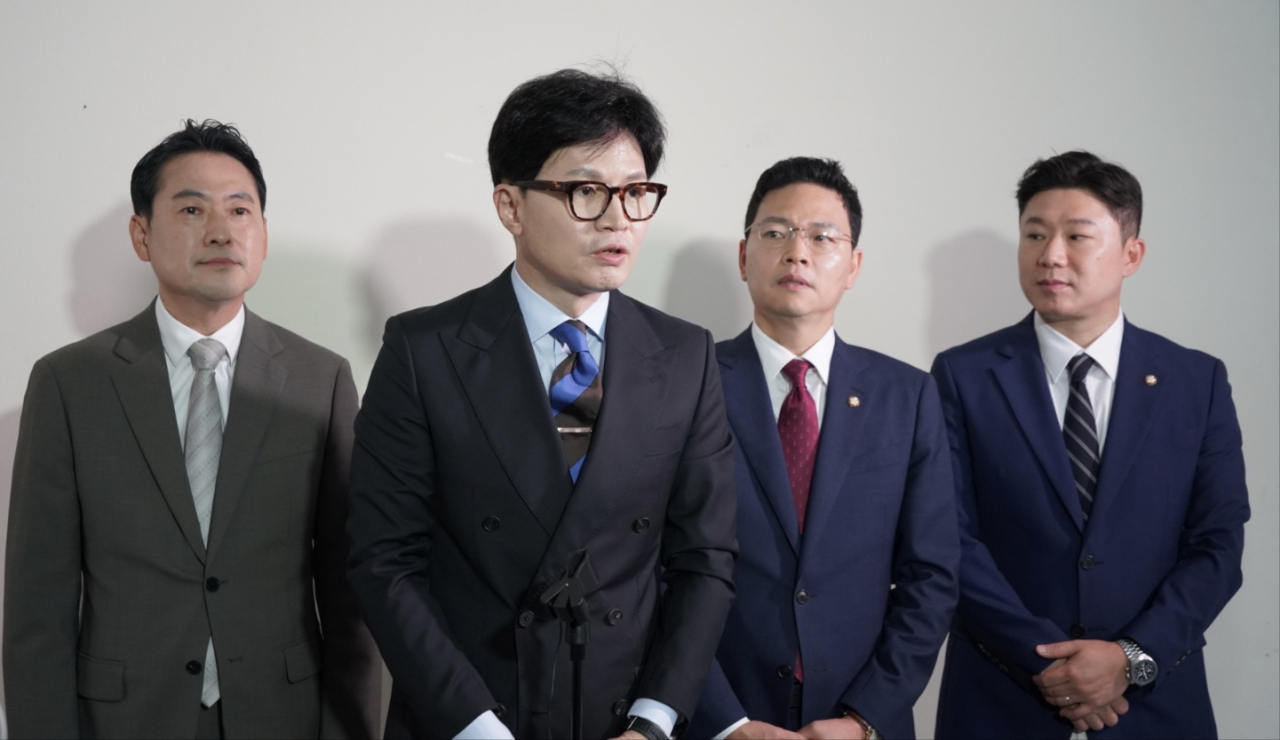 국민의힘 당대표 후보인 한동훈 전 비상대책위원장이 6일 오후 성남시 분당구청에서 열린 분당갑 당원조직대회에서 취재진의 질문에 답하고 있다. [연합]