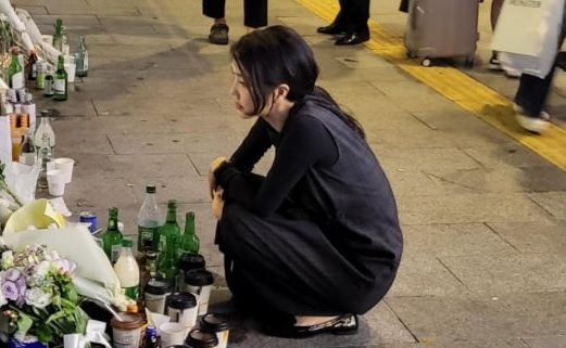 김건희 여사가 3일 밤 시청역 사고 현장을 찾아 시민들이 써 놓은 글을 유심히 들여다보고 있다. [온라인커뮤니티 캡처]