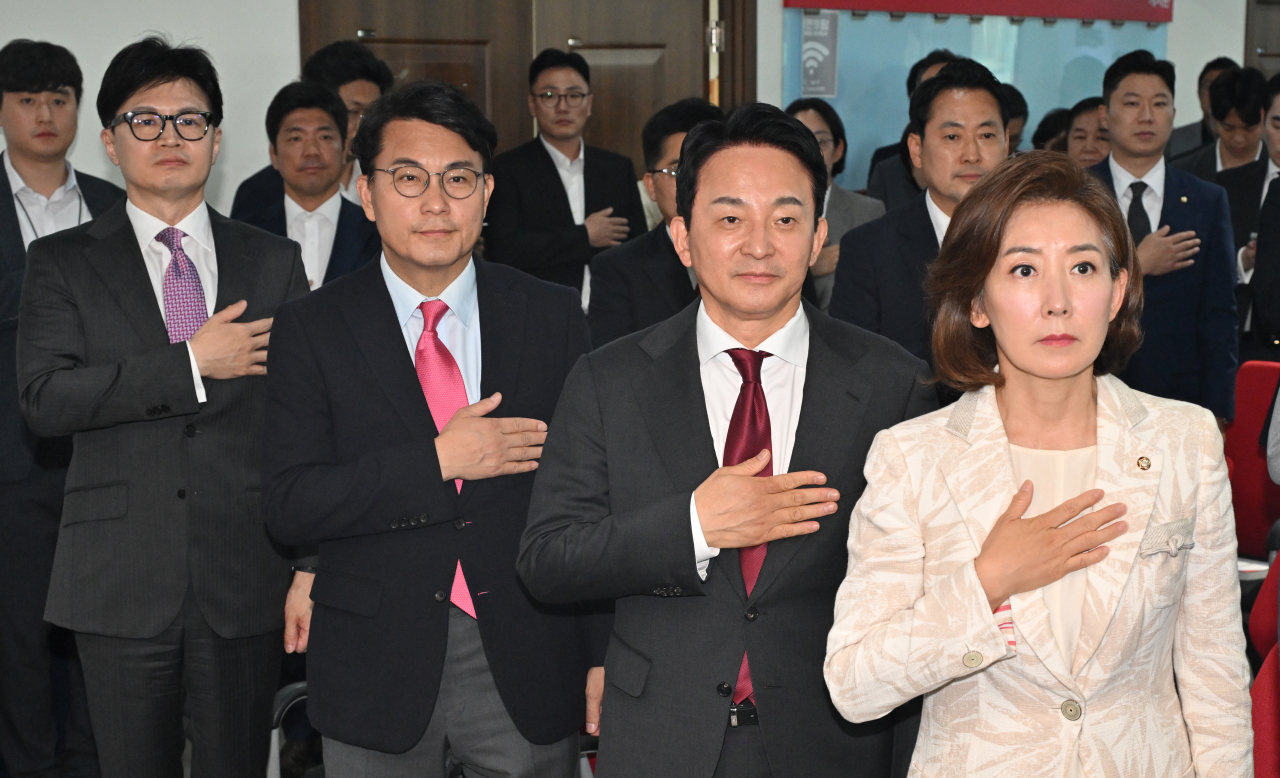 국민의힘 당대표 후보들이 5일 오후 서울 여의도 중앙당사에서 열린 '미래를 위한 약속, 공정 경선 서약식'에서 국민의례를 하고 있다. 왼쪽부터 한동훈, 윤상현, 원희룡, 나경원 후보. 임세준 기자
