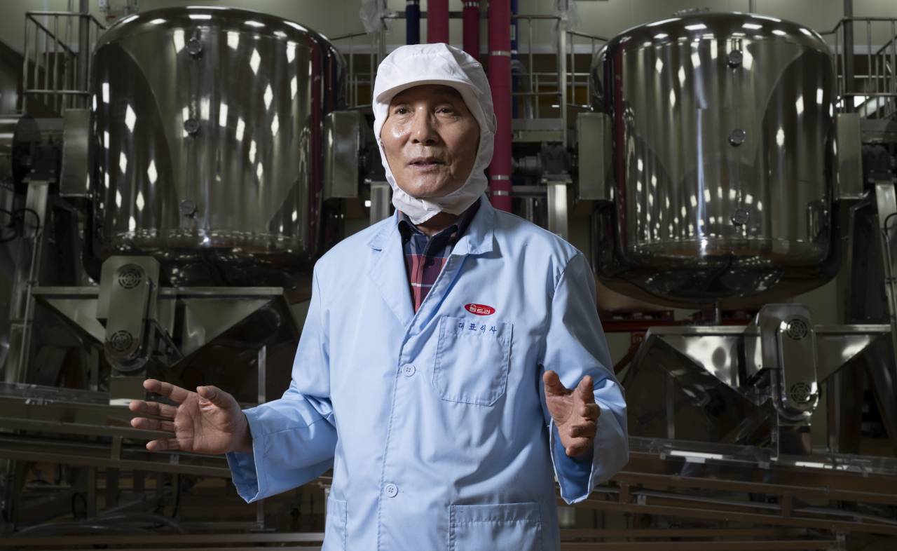 Woomtree‘s founder Kim Woo-taek explains the gochujang fermentation process at Woomtree’s smart factory in Pocheon, Gyeonggi Province, on Thursday. (Im Se-jun/ The Korea Herald)
