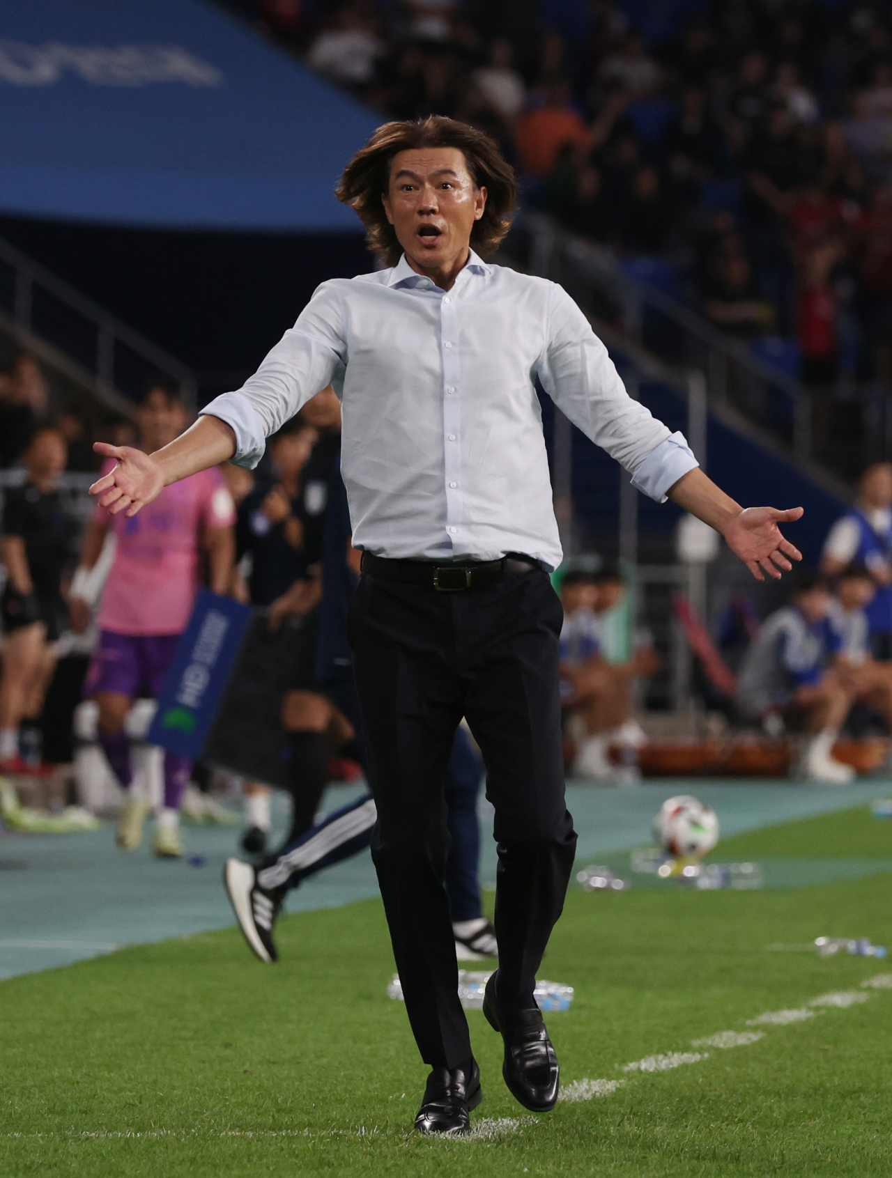 지난달 16일 울산 문수축구경기장에서 열린 하나은행 K리그1 2024 울산 HD와 FC서울의 경기에서 울산 홍명보 감독이 심판 판정에 강하게 항의하고 있다. [연합]