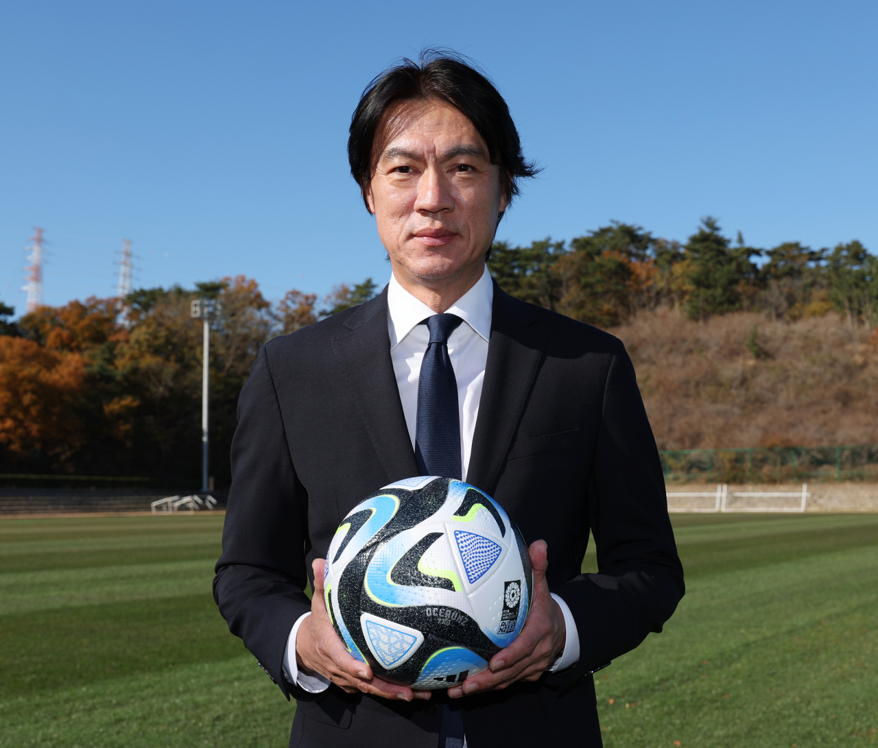 차기 축구 국가대표팀 감독으로 내정된 홍명보 울산 HD감독. 지난 2023년 11월 프로축구 울산 현대 홍명보 감독이 울산시 동구 구단 클럽하우스에서 진행된 인터뷰에 앞서 포즈를 취하고 있다. [연합]