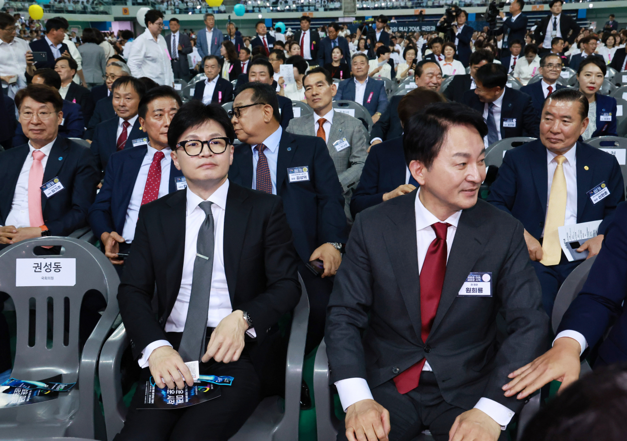 국민의힘 당대표 후보인 한동훈 전 비대위원장과 원희룡 전 국토교통부 장관이 4일 인천 남동체육관에서 열린 한국자유총연맹 창립 제70주년 기념식에 참석하고 있다. [연합]