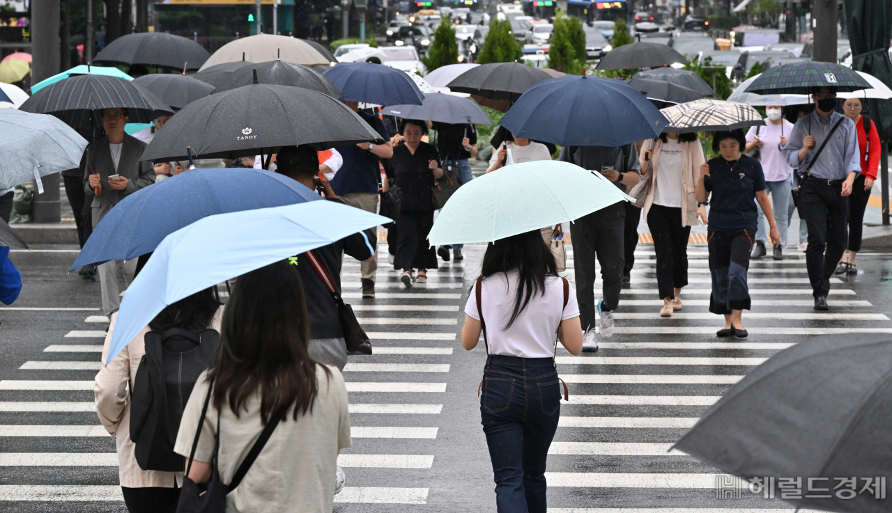 전국적으로 장맛비가 내리는 2일 오전 서울 종로구 세종대로 사거리에서 우산을 쓴 시민들이 출근길을 서두르고 있다. 기상청은 이날 장마전선과 저기압의 영향으로 전국이 흐리고 대부분 지역에서 비가 내리겠다고 예보했다. 임세준 기자
