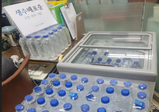 서울시가 운영하는 ‘휴(休)서울노동자쉼터’에서 이동노동자를 위해 무료로 배포하는 생수 [서울시 제공]