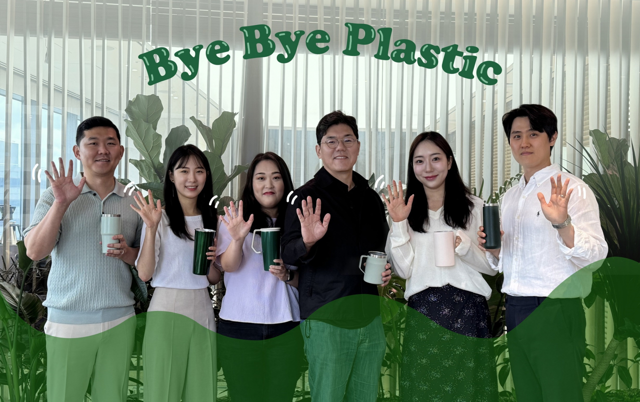 장동우 IMM인베스트먼트 대표이사(오른쪽에서 세번째)가 8일 임직원들과 ‘바이바이 플라스틱 챌린지’에 동참하고 있다.[IMM인베스트먼트 제공]