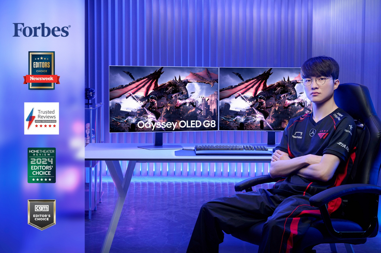 T1 페이커 선수가 삼성전자 OLED 게이밍 모니터 ‘오디세이 OLED G8(G80SD)’을 소개하고 있다. [삼성전자 제공]