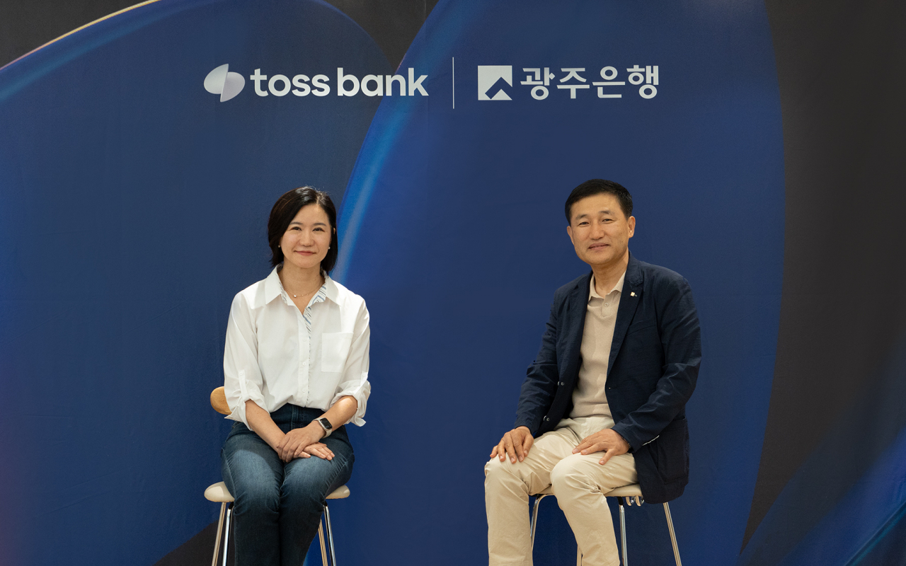 지난 5일 서울시 강남구에 위치한 토스뱅크 본사에서 열린 공동대출 관련 업무협약식에 참석한 이은미(왼쪽) 토스뱅크 대표와 고병일(오른쪽) 광주은행 은행장이 기념 촬영을 하고 있다.[토스뱅크 제공]