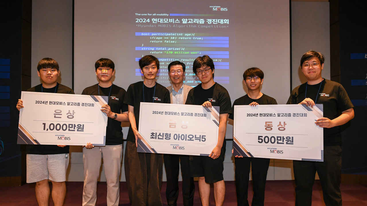정수경(가운데) 현대모비스 부사장이 5일 서울 삼성동 코엑스에서 열린 ‘2024 현대모비스 알고리즘 경진대회’ 입상자들을 시상한 뒤 기념촬영을 하고 있다. [현대모비스 제공]