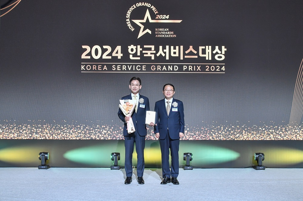 최덕진(왼쪽) 대한항공씨앤디서비스 대표가 ‘2024 한국서비스대상’에서 기내식 및 기내면세 부문 종합대상을 수상하고 기념사진을 촬영하고 있다. [대한항공씨앤디서비스 제공]